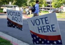 Jueza federal frena intento de Trump para exigir prueba de ciudadanía al votar Letreros de "Vote aquí" frente al Centro de Gobierno del Condado de Salt Lake en Salt Lake City, Utah, el martes 23 de junio de 2026. (Foto AP/Hannah Schoenbaum)