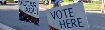 Letreros de "Vote aquí" frente al Centro de Gobierno del Condado de Salt Lake en Salt Lake City, Utah, el martes 23 de junio de 2026. (Foto AP/Hannah Schoenbaum)