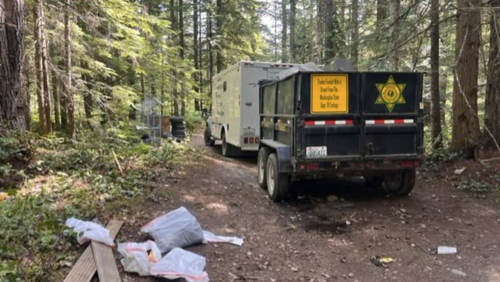 Vehículo de utilizado por las autoridades para retirar la basura del campamento — Imagen: Oficina del sheriff del condado de Callam