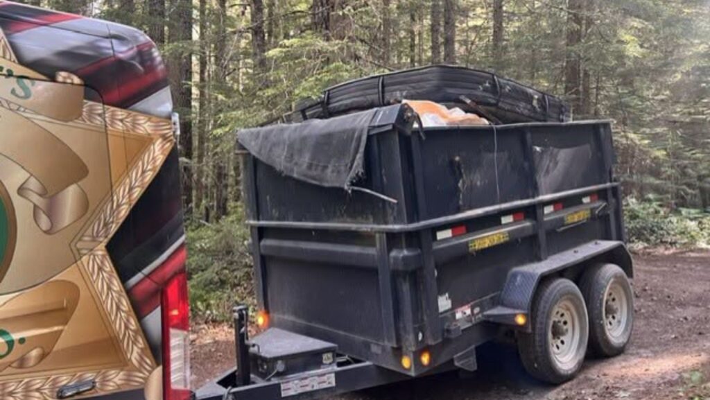 Trailer utilizado para retirar la basura encontrada en un campamento ilegal ubicado cerca del inicio del sendero Slab Camp — Imagen: Oficina del sheriff del condado de Clallam  