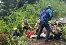 Accidente en Pierce moviliza rescate de casi 11 horas tras alerta automática de iPhone Miembro del equipo de rescate durante las operaciones — Imagen: Oficina del sheriff del condado de Pierce