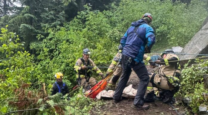 Accidente en Pierce moviliza rescate de casi 11 horas tras alerta automática de iPhone Miembro del equipo de rescate durante las operaciones — Imagen: Oficina del sheriff del condado de Pierce