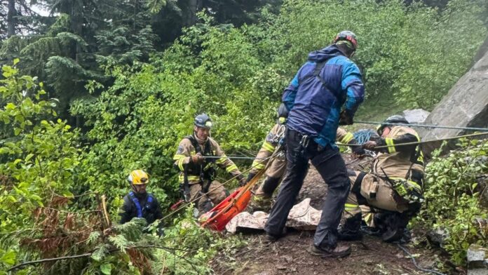 Miembro del equipo de rescate durante las operaciones — Imagen: Oficina del sheriff del condado de Pierce