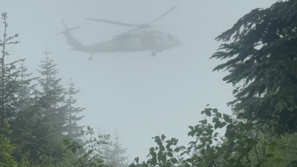 Helicóptero sobrevolando el área donde se realizó el rescate — Imagen: Oficina del sheriff del condado de Pierce 