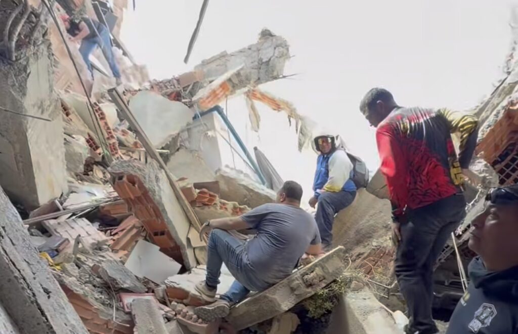 Captura de pantalla de un video grabado en Residencias El Molino, en La Guaira, Venezuela, donde rescatistas, voluntarios y vecinos trabajan entre los escombros para intentar localizar a personas atrapadas tras los terremotos del 25 de junio de 2026. El video fue publicado por Luis Miguel Sardiña, cuyo hermano y otros familiares permanecían bajo la estructura colapsada.