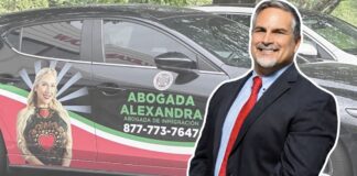 Composición gráfica con un vehículo que muestra publicidad de la abogada de inmigración Alexandra Lozano y una imagen de un hombre con traje oscuro y corbata roja.