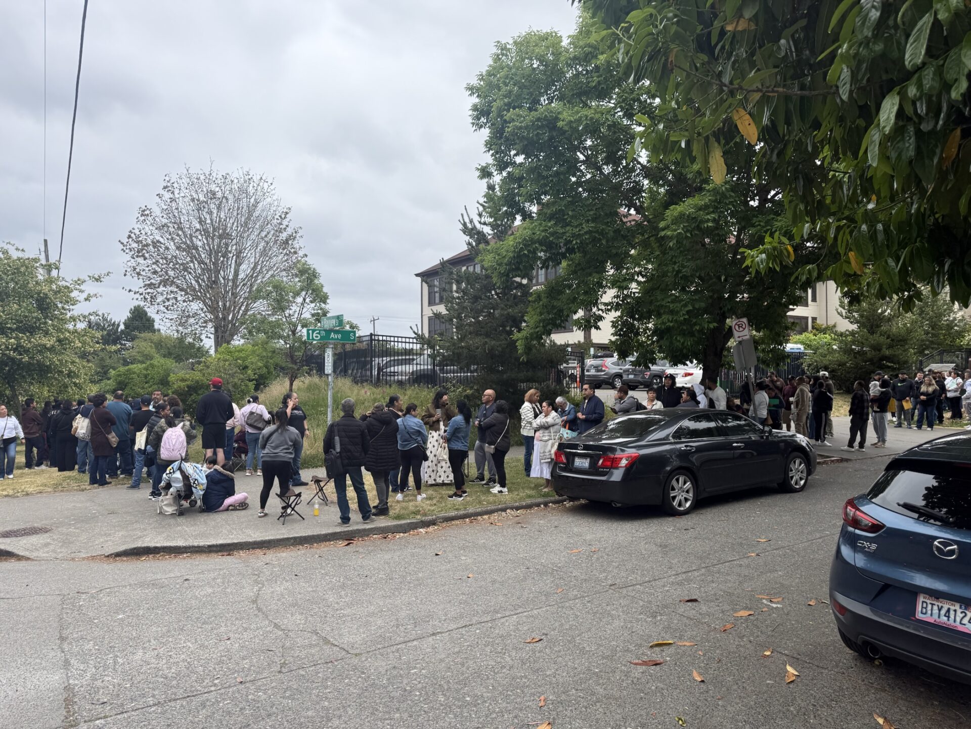 Solicitantes de asistencia migratoria esperan su turno en las inmediaciones del Centro de la Raza, en Seattle. Abogados y voluntarios atendieron a cientos de personas que buscaban asegurarse de recibir futuras notificaciones de USCIS y de los tribunales de inmigración.