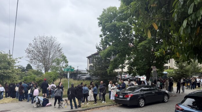 Cientos de personas acuden a jornada de asistencia migratoria para exclientes de Alexandra Lozano