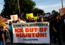 Abogado de mexicano abatido por ICE rechaza versión oficial y pide investigación independiente La gente marcha por las calles durante una vigilia por Lorenzo Salgado Araujo, un nacional mexicano al que le disparó fatalmente un agente federal de inmigración un día antes, el miércoles 8 de julio de 2026, en Houston. (Foto AP/Mark Felix)