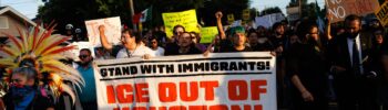La gente marcha por las calles durante una vigilia por Lorenzo Salgado Araujo, un nacional mexicano al que le disparó fatalmente un agente federal de inmigración un día antes, el miércoles 8 de julio de 2026, en Houston. (Foto AP/Mark Felix)