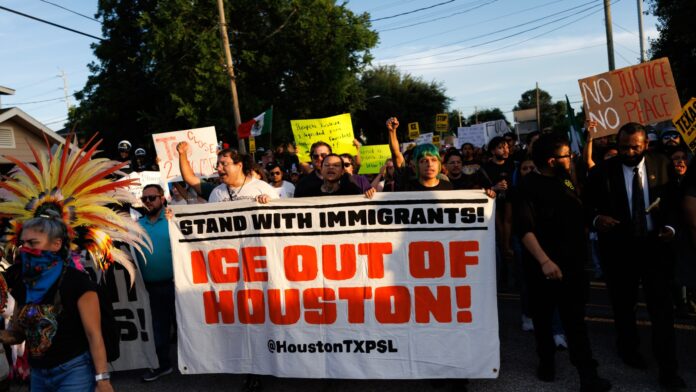 La gente marcha por las calles durante una vigilia por Lorenzo Salgado Araujo, un nacional mexicano al que le disparó fatalmente un agente federal de inmigración un día antes, el miércoles 8 de julio de 2026, en Houston. (Foto AP/Mark Felix)