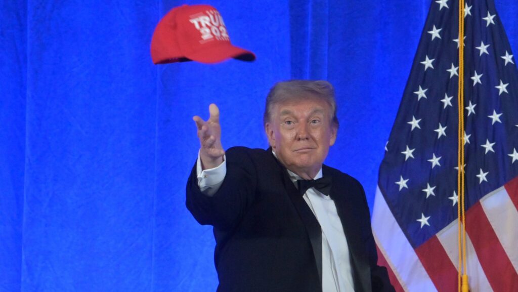 El presidente Donald Trump lanza una gorra con la inscripción "Trump 2028" durante la cena de la Asociación de Corresponsales de la Casa Blanca en el hotel Waldorf Astoria, el viernes 24 de julio de 2026, en Washington. (AP Foto/Rod Lamkey, Jr.)