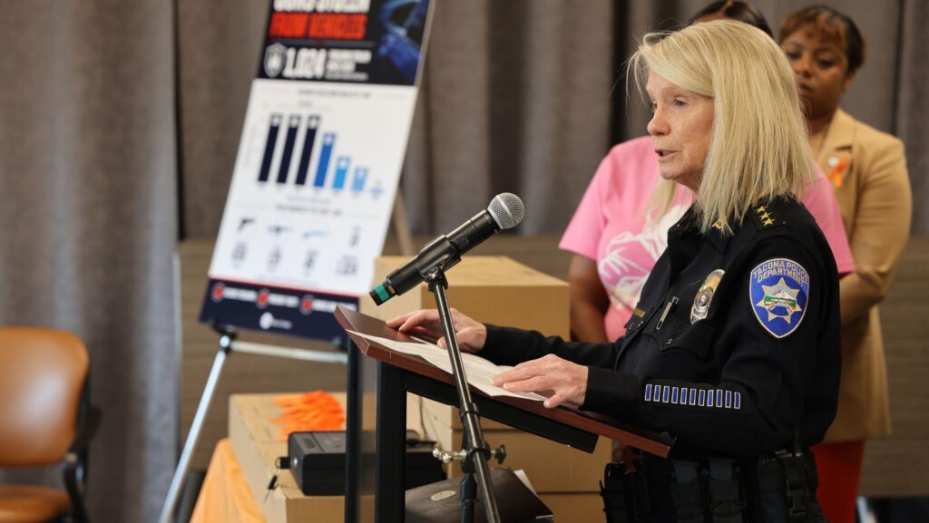 La jefa de la Policía de Tacoma, Patti Jackson, ofrece declaraciones durante un evento sobre almacenamiento seguro de armas en Pierce County.