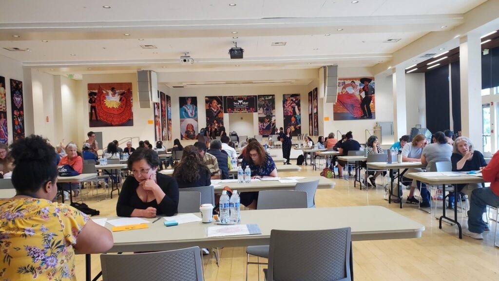 Vista general de la clínica legal para exclientes de Alexandra Lozano en Sea Mar, donde entre 90 y 100 personas recibieron orientación de abogados voluntarios el 25 de julio de 2026.
