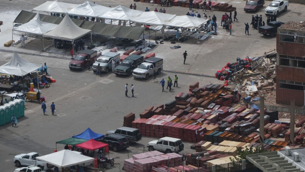 Personal forense clasifica los cuerpos de las víctimas de los terremotos, el sábado 4 de julio de 2026, en el puerto de La Guaira, Venezuela. (AP Foto/Ariana Cubillos)