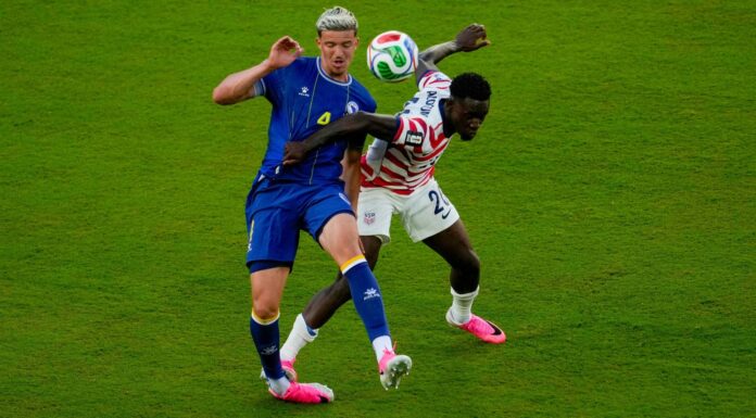 FIFA sorprende al retirar la roja a Balogun; Trump lo celebra