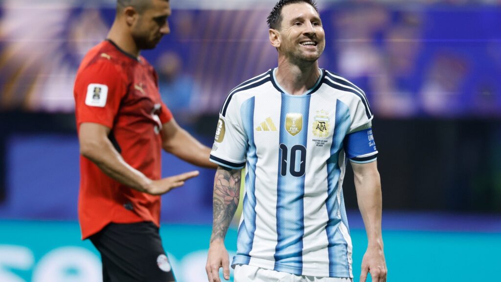 El delantero argentino Lionel Messi reacciona durante el partido contra Egipto en los octavos de final del Mundial, el martes 7 de julio de 2026, en Atlanta. (AP Foto/Erik S. Lesser)