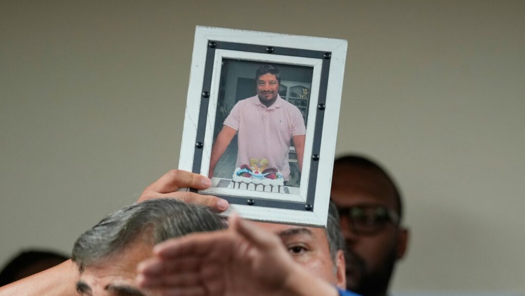 Una fotografía de Lorenzo Salgado Araujo es pasada al frente durante una conferencia de prensa el miércoles 8 de julio de 2026, en Houston. (Foto AP/David J. Felipe)