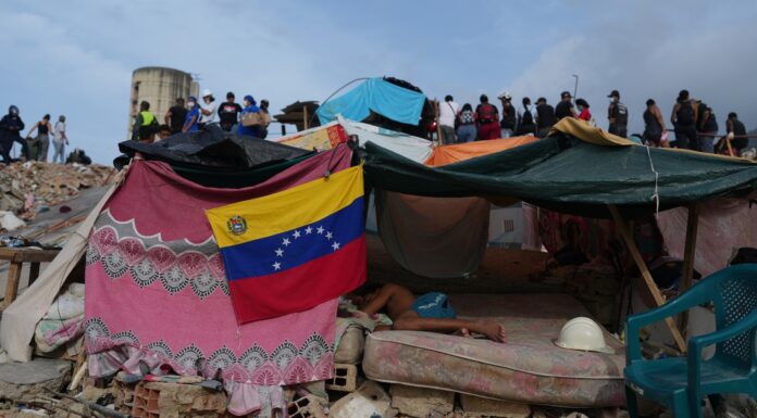 Enfermedades crónicas y diarrea van en aumento en comunidades afectadas por los sismos en Venezuela Las labores de rescate tras los sismos en La Guaira, Venezuela, el 4 de julio del 2026. (AP foto/Ariana Cubillos)