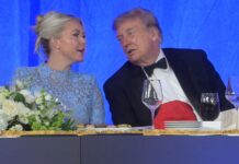 Trump acude a 2da cena de corresponsales tras la balacera en la de abril Donald Trump conversa con la secretaria de prensa de la Casa Blanca, Karoline Leavitt, durante la cena de la Asociación de Corresponsales de la Casa Blanca en el hotel Waldorf Astoria, el viernes 24 de julio de 2026