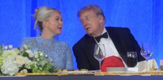 Trump acude a 2da cena de corresponsales tras la balacera en la de abril Donald Trump conversa con la secretaria de prensa de la Casa Blanca, Karoline Leavitt, durante la cena de la Asociación de Corresponsales de la Casa Blanca en el hotel Waldorf Astoria, el viernes 24 de julio de 2026