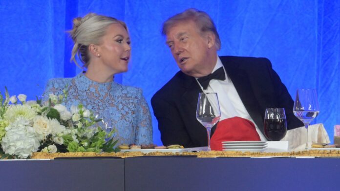 Donald Trump y Karoline Leavitt Donald Trump conversa con la secretaria de prensa de la Casa Blanca, Karoline Leavitt, durante la cena de la Asociación de Corresponsales de la Casa Blanca en el hotel Waldorf Astoria, el viernes 24 de julio de 2026
