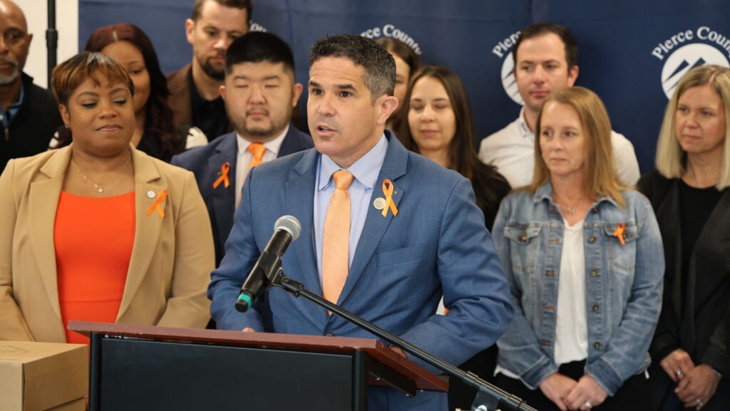 Ryan Mello anuncia una inversión para ampliar el programa de cajas de seguridad biométricas para armas de fuego en Pierce County.