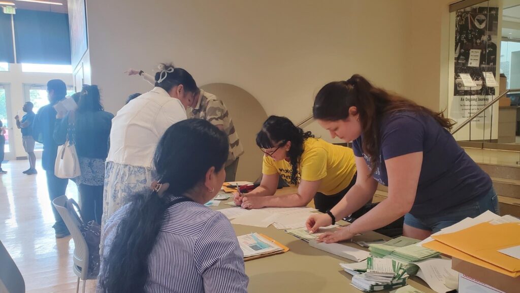 Abogados de inmigración y voluntarios brindan orientación y apoyo a exclientes de Alexandra Lozano durante una clínica legal en Sea Mar el 25 de julio de 2026.
