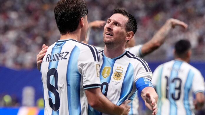 Messi Lionel Messi celebra tras anotar el segundo gol de Argentina ante Egipto en los octavos de final del Mundia, el martes 7 de julio de 2026, en Atlanta. (AP Foto/Mike Stewart)
