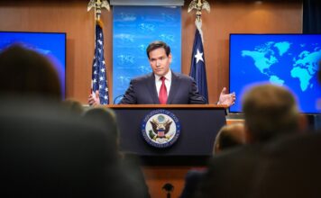 EE.UU. congela visas de inmigrante para ciudadanos de 75 países El Secretario Marco Rubio hace comentarios a la prensa desde la sala de conferencias de prensa del Departamento de Estado en Washington, D.C., el 19 de diciembre de 2025. (Foto oficial del Departamento de Estado de Freddie Everett)