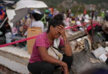 T-Mobile ofrece llamadas y mensajes sin costo para apoyar a afectados por los terremotos en Venezuela Khaterine Roa llora mientras miembros del Departamento de Bomberos del Condado de Los Ángeles buscan sobrevivientes en un edificio que se derrumbó durante los terremotos que azotaron La Guaira, Venezuela, el martes 30 de junio de 2026. (AP Foto/Matías Delacroix)