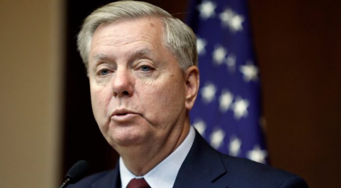 Muere el senador Lindsey Graham a los 71 años; su oficina confirma una breve y repentina enfermedad Senador republicano Lindsey Graham habla con periodistas en la capital turca Ankara, Turquía, el sábado 19 de enero de 2019, un día después de reunirse con el presidente turco Recep Tayyip Erdogan y otros funcionarios. Graham dice que una retirada de Estados Unidos de Siria sin un plan conduciría al caos y a un "Irak con esteroides". (Foto AP/Burhan Ozbilici)