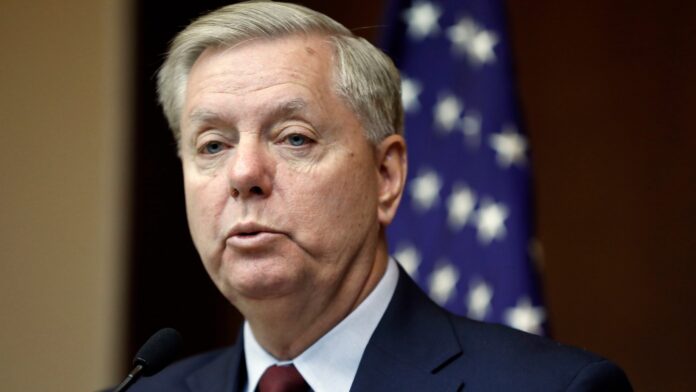 Senador republicano Lindsey Graham habla con periodistas en la capital turca Ankara, Turquía, el sábado 19 de enero de 2019, un día después de reunirse con el presidente turco Recep Tayyip Erdogan y otros funcionarios. Graham dice que una retirada de Estados Unidos de Siria sin un plan conduciría al caos y a un "Irak con esteroides". (Foto AP/Burhan Ozbilici)
