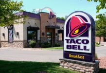 EEUU: Vinculan brote de parásito que causa diarrea a otros 4 estados En la imagen se ve un restaurante de comida rápida Taco Bell el martes 14 de julio de 2026, en Taylor, Michigan. (AP Foto/Paul Sancya)