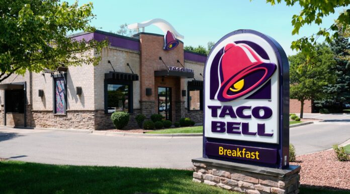 EEUU: Vinculan brote de parásito que causa diarrea a otros 4 estados En la imagen se ve un restaurante de comida rápida Taco Bell el martes 14 de julio de 2026, en Taylor, Michigan. (AP Foto/Paul Sancya)