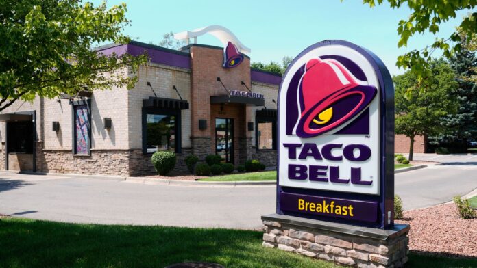 En la imagen se ve un restaurante de comida rápida Taco Bell el martes 14 de julio de 2026, en Taylor, Michigan. (AP Foto/Paul Sancya)