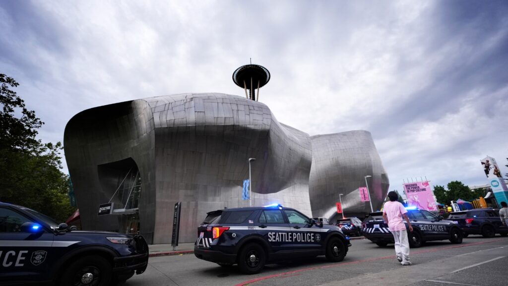 La policía responde a un tiroteo en el Seattle Center durante el festival de comida Bite of Seattle el domingo 26 de julio de 2026, en Seattle, Washington. (Foto AP/Lindsey Wasson)