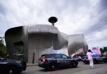 Investigación del tiroteo en Seattle Center apunta ahora a por lo menos tres presuntos tiradores La policía responde a un tiroteo en el Seattle Center durante el festival de comida Bite of Seattle el domingo 26 de julio de 2026, en Seattle, Washington. (Foto AP/Lindsey Wasson)