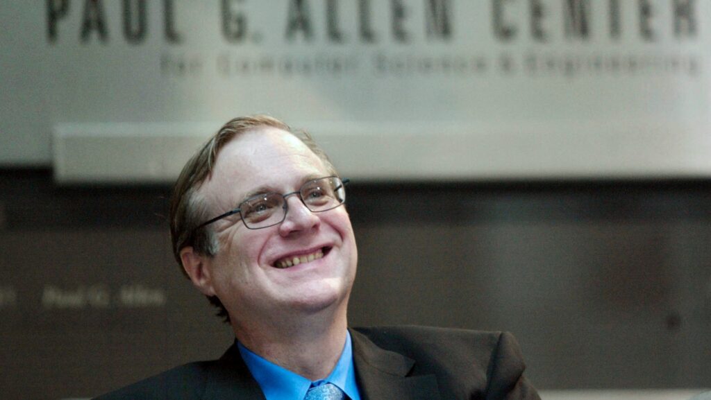 ARCHIVO — El cofundador de Microsoft, Paul G. Allen, asiste a la ceremonia de inauguración del Centro Paul G. Allen para Ciencias de la Computación e Ingeniería en la Universidad de Washington, en Seattle, el 9 de octubre de 2003. Unas 150 obras de arte de la colección de Allen fueron subastadas por Christie's en Nueva York en el otoño de 2022 y se esperaba que generaran más de 1,000 millones de dólares en total, según anunciaron Christie's y el patrimonio de Allen el 26 de agosto de 2022. (Foto AP/John Froschauer, archivo)ARCHIVO — El cofundador de Microsoft, Paul G. Allen, asiste a la ceremonia de inauguración del Centro Paul G. Allen para Ciencias de la Computación e Ingeniería en la Universidad de Washington, en Seattle, el 9 de octubre de 2003. Unas 150 obras de arte de la colección de Allen fueron subastadas por Christie's en Nueva York en el otoño de 2022 y se esperaba que generaran más de 1,000 millones de dólares en total, según anunciaron Christie's y el patrimonio de Allen el 26 de agosto de 2022. (Foto AP/John Froschauer, archivo)