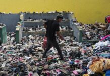 Cifra de muertos por los sismos en Venezuela se acerca a 3.000 Una persona elige entre ropa donada a los damnificados por los terremotos en un complejo deportivo, el sábado 4 de julio de 2026, en La Guaira, Venezuela. (AP Foto/Ariana Cubillos)
