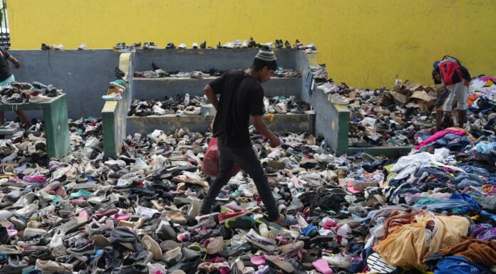 Cifra de muertos por los sismos en Venezuela se acerca a 3.000 Una persona elige entre ropa donada a los damnificados por los terremotos en un complejo deportivo, el sábado 4 de julio de 2026, en La Guaira, Venezuela. (AP Foto/Ariana Cubillos)