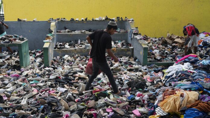 3 Una persona elige entre ropa donada a los damnificados por los terremotos en un complejo deportivo, el sábado 4 de julio de 2026, en La Guaira, Venezuela. (AP Foto/Ariana Cubillos)