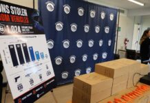 Pierce County amplía programa gratuito de cajas de seguridad para armas de fuego Cajas de seguridad biométricas para armas de fuego y cartel informativo sobre prevención de robos durante un evento de Pierce County en Tacoma.