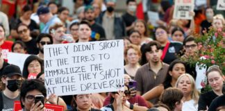FBI investiga presuntas drogas en la camioneta del migrante acribillado por ICE en Houston Una mujer sostiene un letrero durante una vigilia en honor de Lorenzo Salgado Araujo, un inmigrante mexicano abatido a tiros un día antes por un agente federal de inmigración, el miércoles 8 de julio de 2026, en Houston. (AP Foto/Mark Felix)