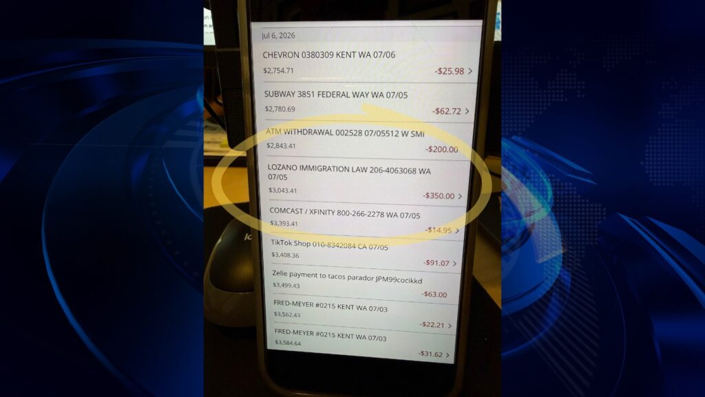 Pantalla de un teléfono móvil que muestra el historial de movimientos de una cuenta bancaria. Un cargo por 350 dólares realizado a Lozano Immigration Law el 5 de julio de 2026 aparece resaltado con un óvalo amarillo entre otras transacciones.