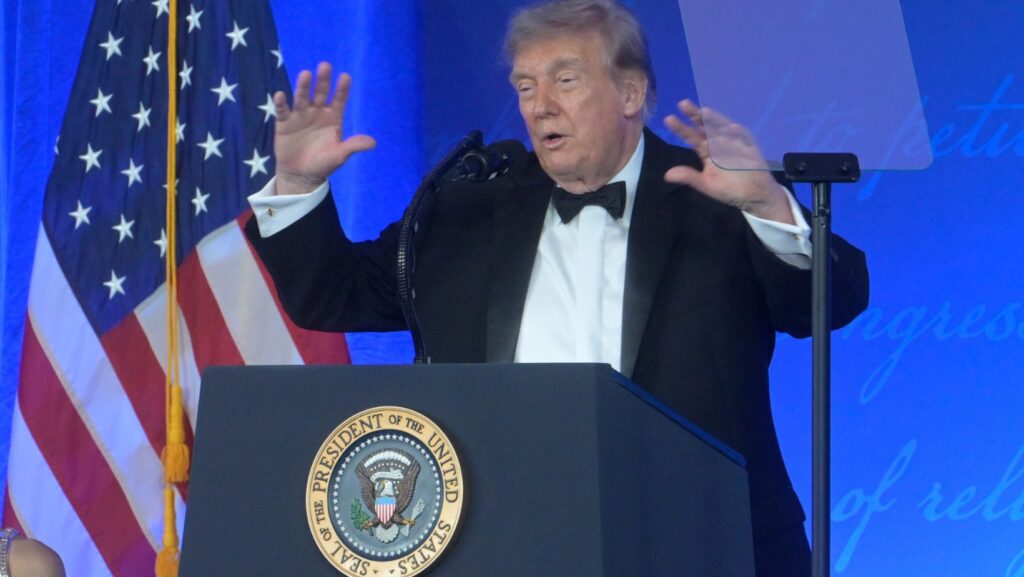 El presidente Donald Trump pronuncia un discurso en la cena de la Asociación de Corresponsales de la Casa Blanca en el hotel Waldorf Astoria, el viernes 24 de julio de 2026, en Washington. (AP Foto/Rod Lamkey, Jr.)