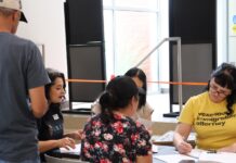 Entre lágrimas, una madre busca salvar su caso migratorio tras cierre del despacho de Lozano Las abogadas de inmigración Chelan Crutcher-Herrejon, Zaida Rivera y Melody Young orientan a una pareja de migrantes durante una clínica legal para exclientes de Alexandra Lozano en Sea Mar, el 25 de julio de 2026.