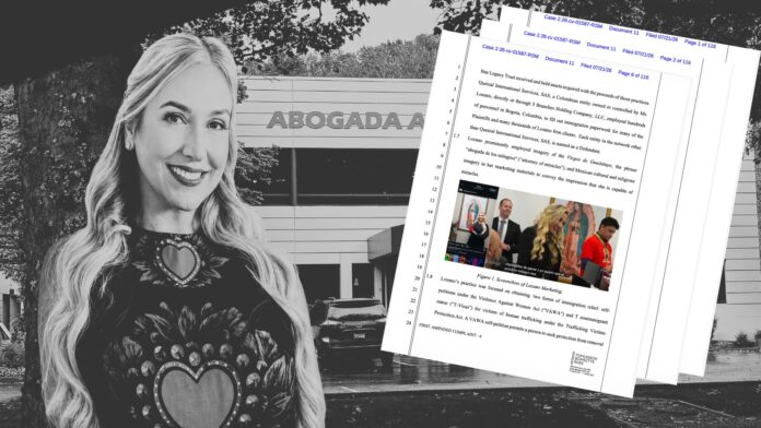 Fotomontaje con una fotografía de Alexandra Lozano frente a un edificio de oficinas y varias páginas de la First Amended Complaint presentada en la demanda civil federal, con fecha del 21 de julio de 2026.