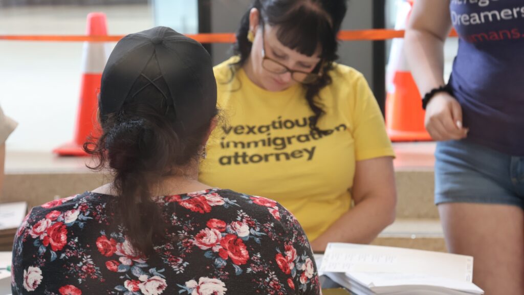 La abogada de inmigración Chelan Crutcher-Herrejon brinda orientación a una migrante durante la clínica legal para exclientes de Alexandra Lozano realizada en Sea Mar el 25 de julio de 2026.
