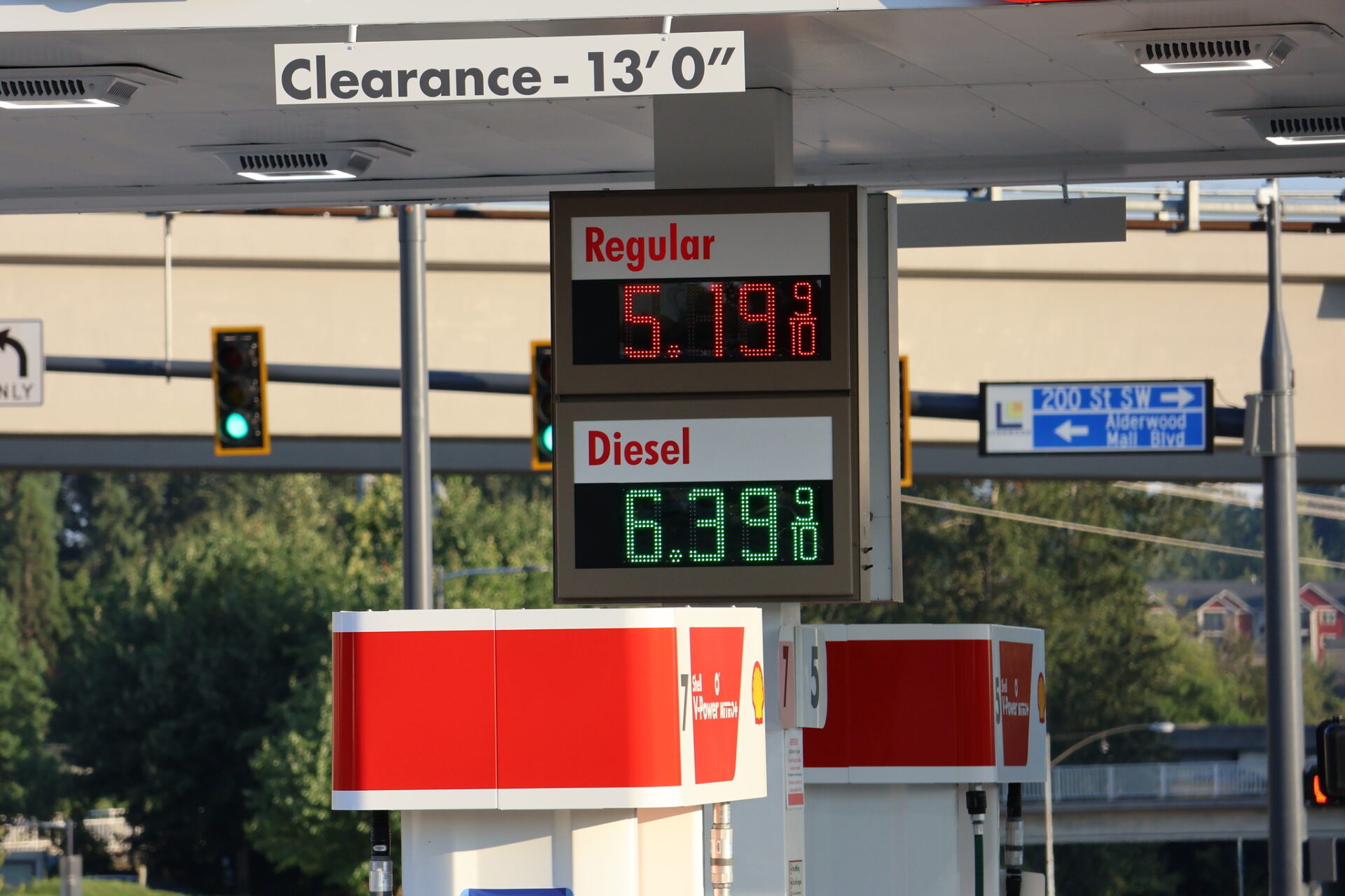 Letrero de precios en una gasolinera Shell en Lynnwood, Washington, muestra la gasolina regular a $5.79 por galón y el diésel a $6.39.